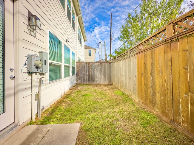 Building Photo - 1602 Westside Gardens Ln