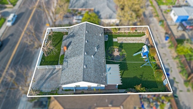 Building Photo - 1415 W Roseburg Ave