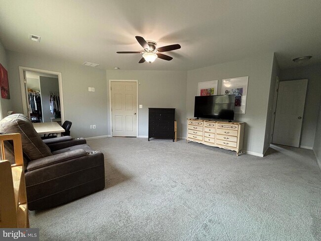 Building Photo - 16209 Round Hill Rd