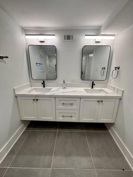 Building Photo - 17210 W Beach Rd