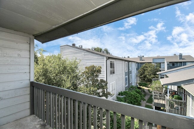 Building Photo - 5959 Bonhomme Rd