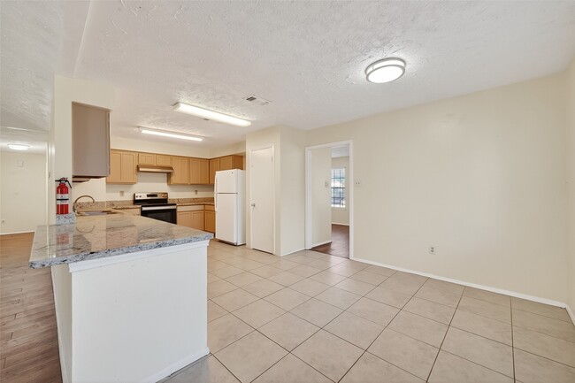 Building Photo - 15811 Pfeiffer Dr