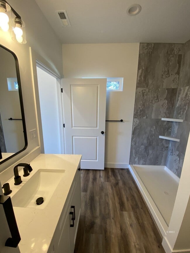 Building Photo - 742 W Vance Dr