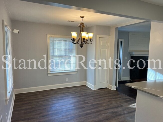 Building Photo - Adorable updated bungalow on a large lot in the heart of Grant Park!