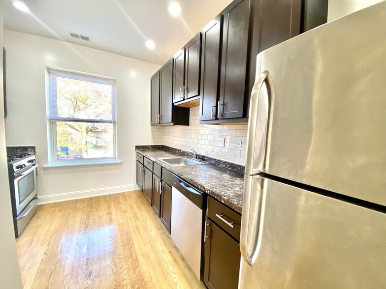 Building Photo - 1010 W Sunnyside Ave