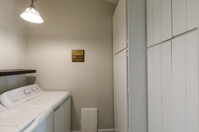 Building Photo - 808 E Cavalier Dr