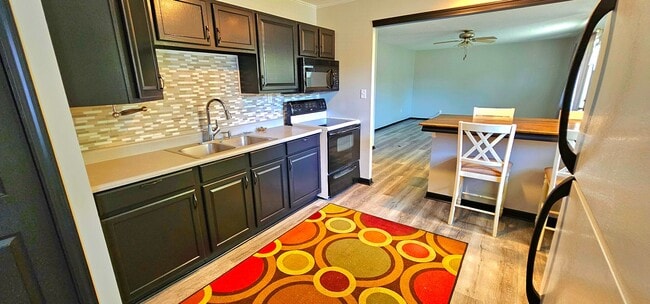 Building Photo - 3 Bedroom House Ontario Schools (no metro)