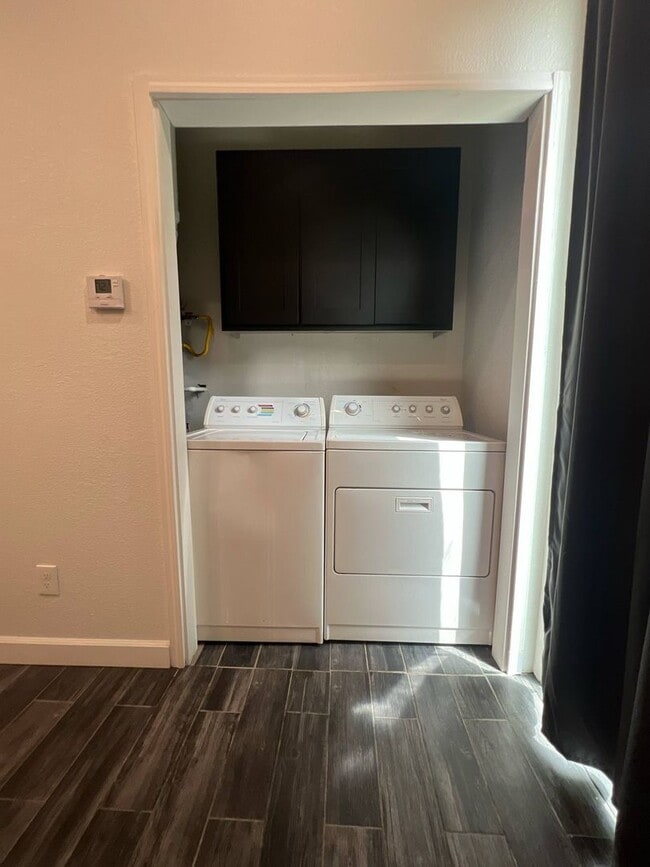 Building Photo - COMING SOON: BEAUTIFUL MODERN 2 BEDROOM / 1 BATHROOM WITH FENCED IN YARD CLOSE TO HOSPITALS IN JO...
