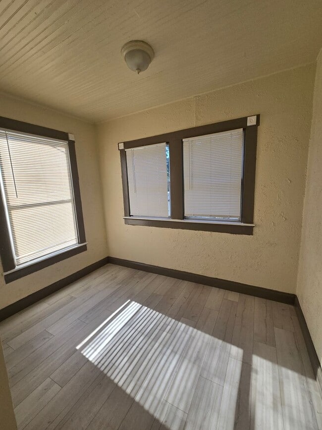 Building Photo - CHARMING AND UPDATED 2 BEDROOM 1 BATH.  MO...