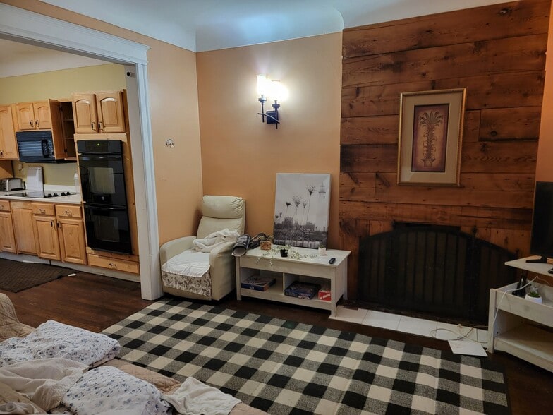 Building Photo - 8416 Brush St