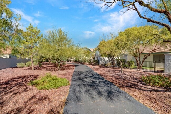 Building Photo - VERY CUTE 2 BEDROOM, SINGLE STORY HOME IN "GREEN VALLEY RANCH!!"