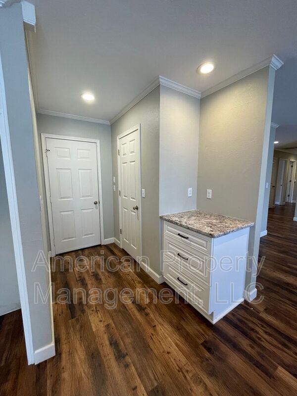 Building Photo - 5512 Columbia Ct