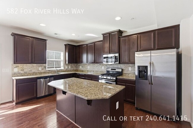 Building Photo - 582 Fox River Hills Way