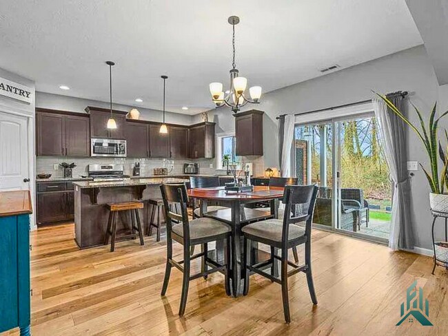 Building Photo - Updated 3 bedroom, 2 bathroom Single-famil...