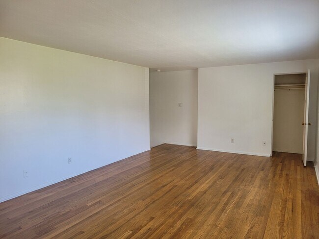 Building Photo - 901 N Forest St