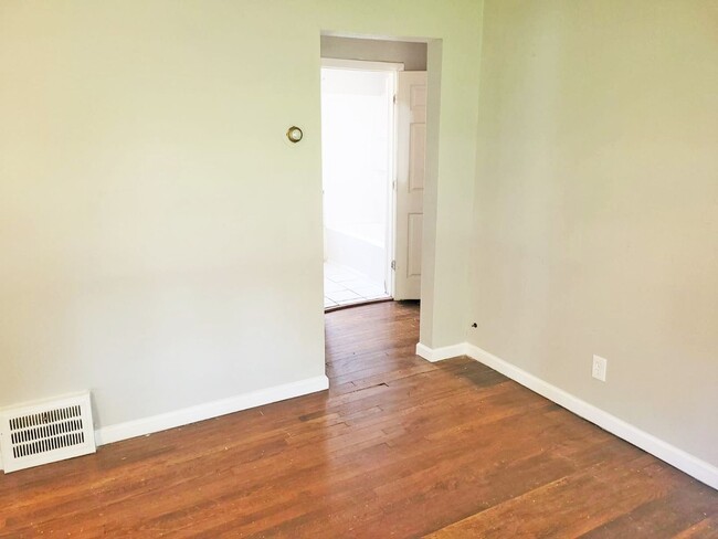 Building Photo - THREE BEDROOM SINGLE FAMILY HOME IN BEAUTI...