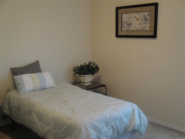 Building Photo - 12504 Woodland Ave NE