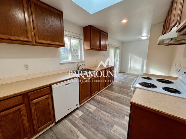 Building Photo - Cute 3 Bedroom Duplex in Gig Harbor