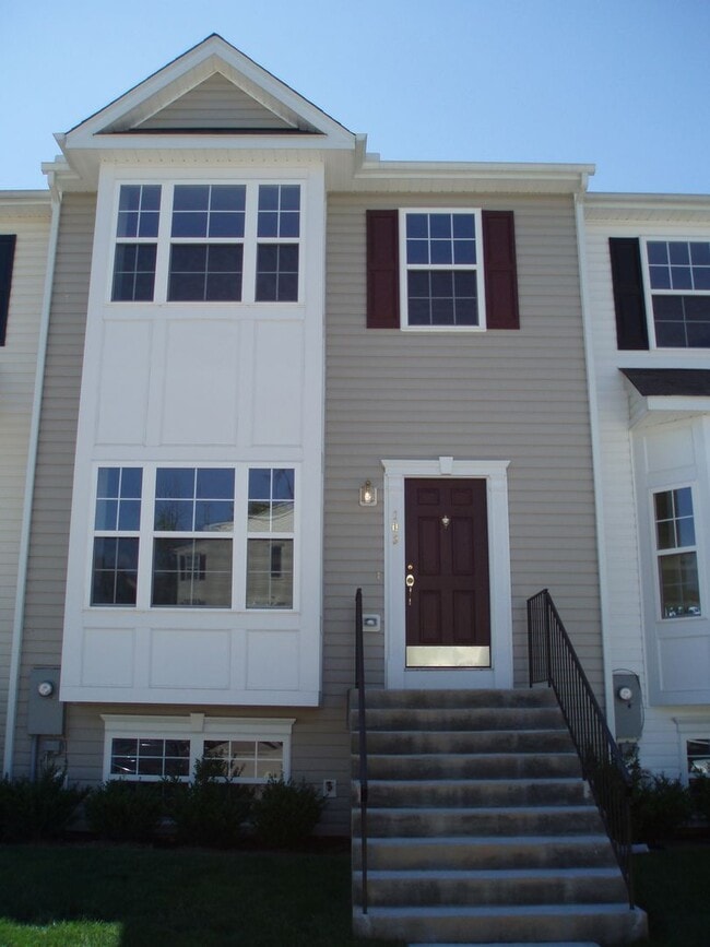 Building Photo - Spacious 4 Bedroom Townhome Near NC State!