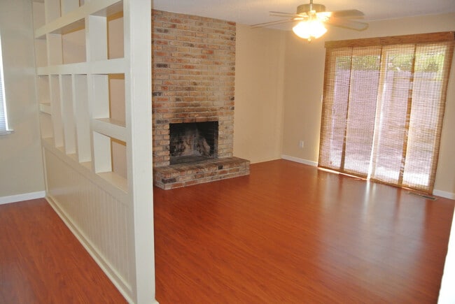 Building Photo - Beautiful 3 Bedroom / 2 Bathroom Pittsburg...