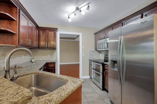 Building Photo - 103 Winding Trail