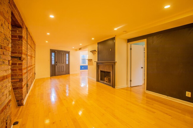 Building Photo - Lovely 2 BR/1.5 BA Apartment in Downtown!