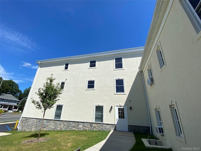 Building Photo - 120 E Central Ave