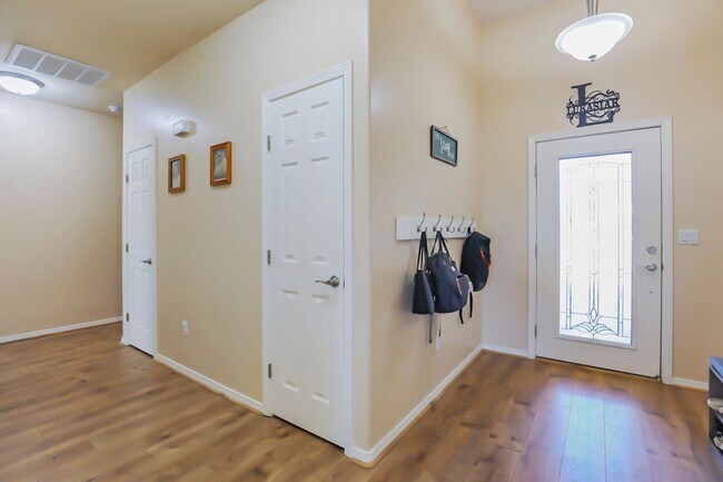Building Photo - Pet Friendly 4 Bed 2 Bath Home!