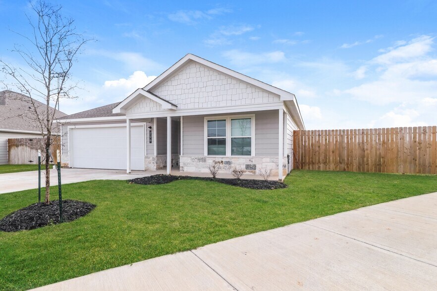 Building Photo - 136 Rustic Trce