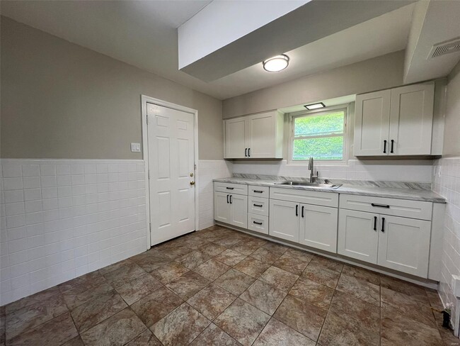 Building Photo - 6911 Pine Ridge Dr