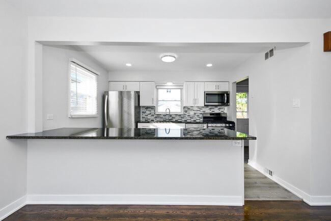 Building Photo - 10838 S Neenah Ave