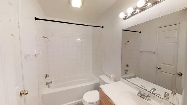 Building Photo - Single-story 3/2 Home Located in Highland,...