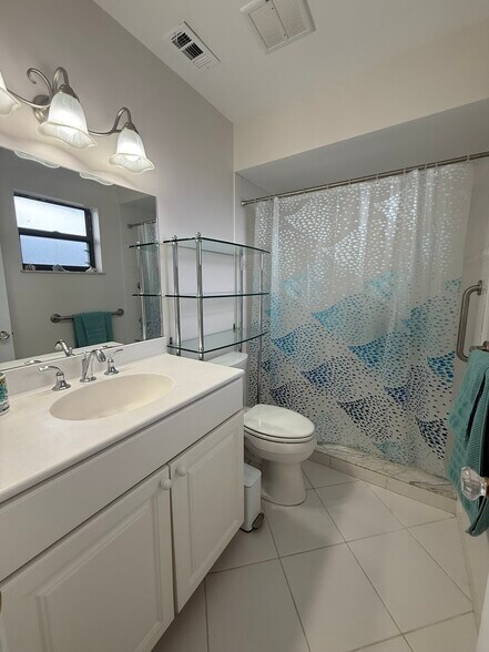 Building Photo - 590 NE Lima Vias