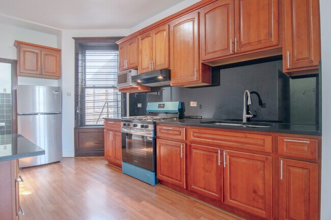 Building Photo - 3307 N Clark St