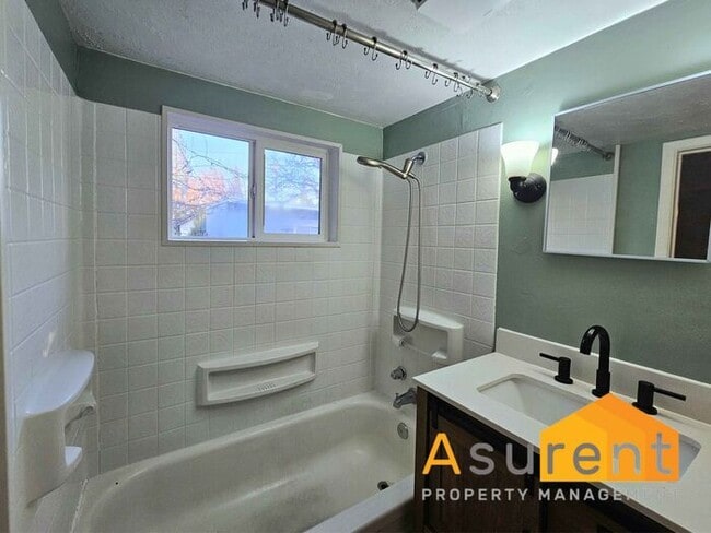 Building Photo - Beautiful Single-Level Home Located in the desirable East Medford neighborhood