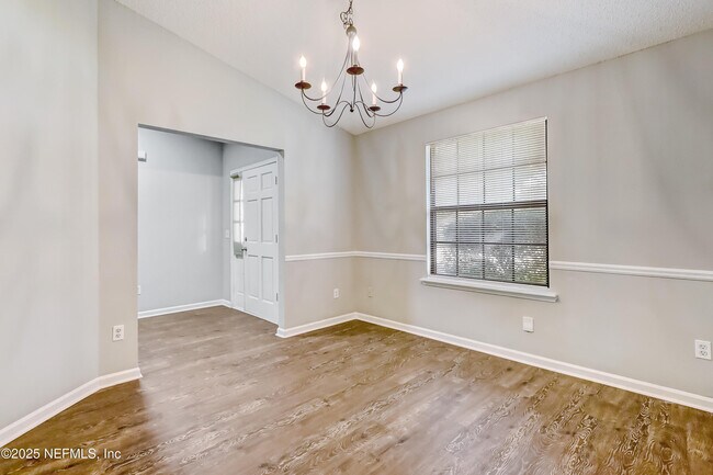 Building Photo - 10460 Roxbury Ln