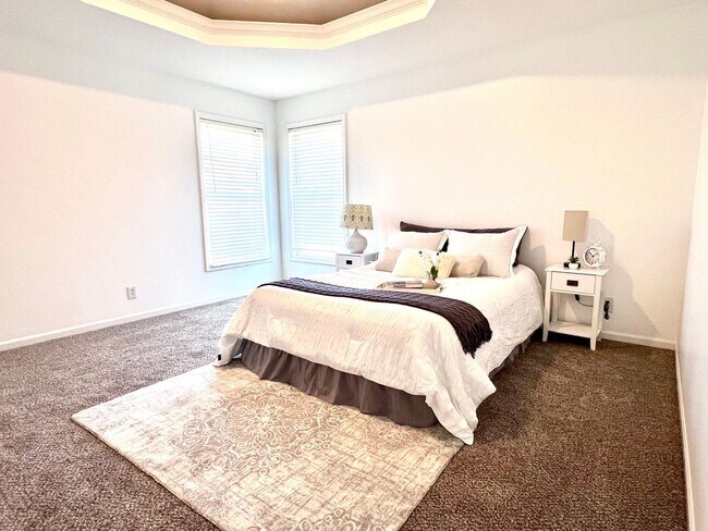 Building Photo - COMING SOON!! HUGE Northland 4 Bed 2.5 Bat...