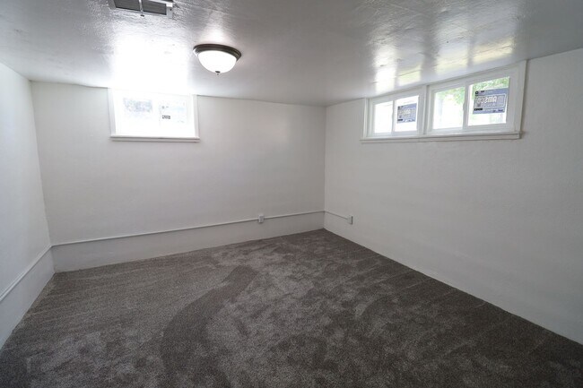 Building Photo - Reduced price