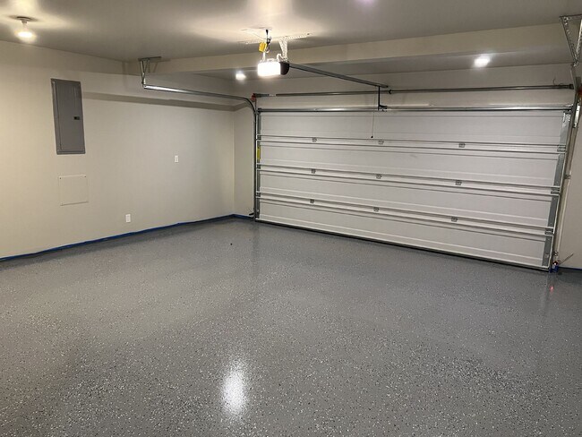 Building Photo - Charming 3-Bed Duplex with 2.5 Baths & 1600 Sq Ft - Prime Tacoma Location!