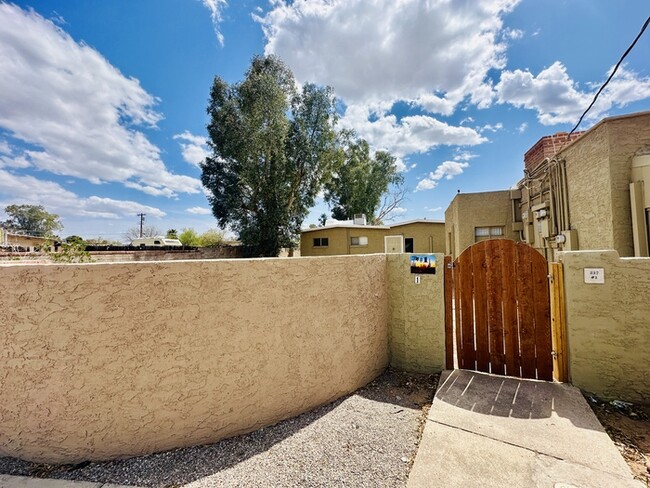 Building Photo - Gigantic Yard 2 Bedroom with Washer/Dryer,...