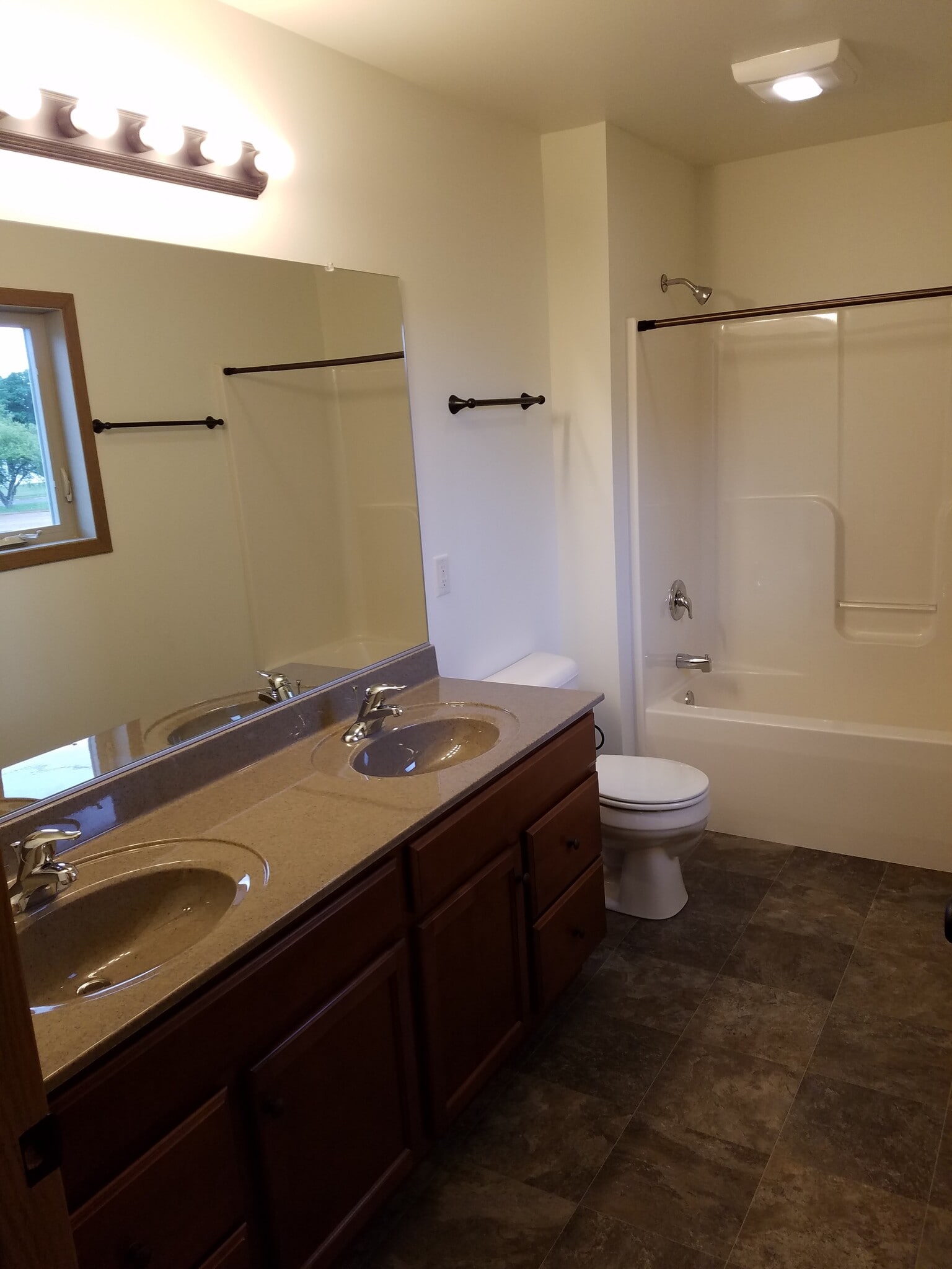 Upper Full Bath - 1500 E Clairemont Ave