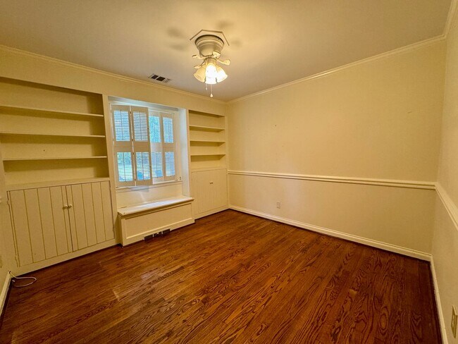 Building Photo - Idyllic Green Hills Home