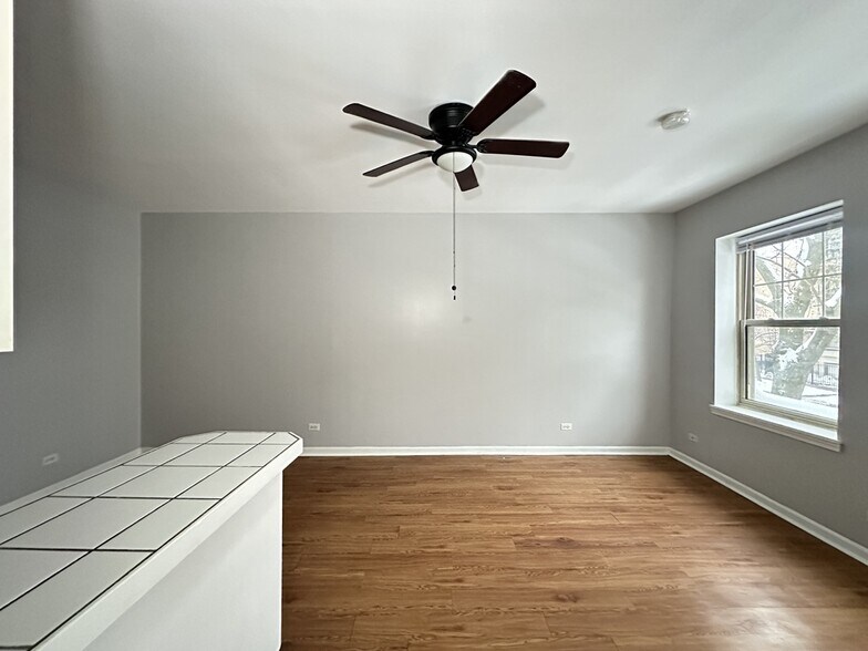 Building Photo - 4031 N Kenmore Ave