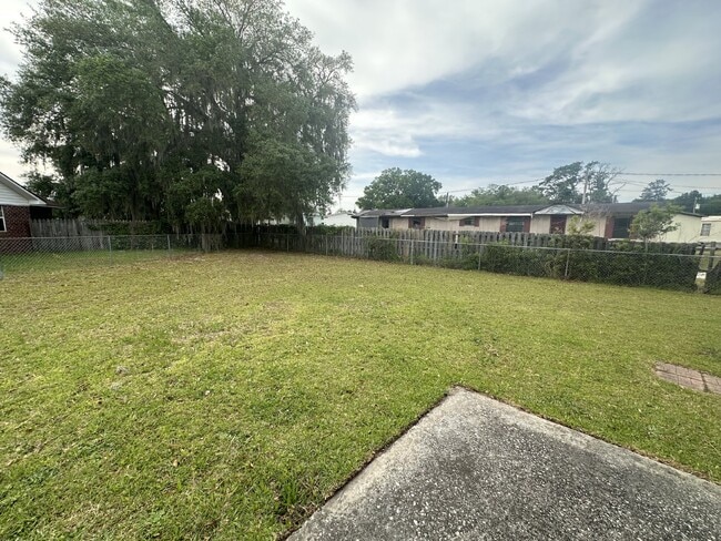 Building Photo - Home For Rent