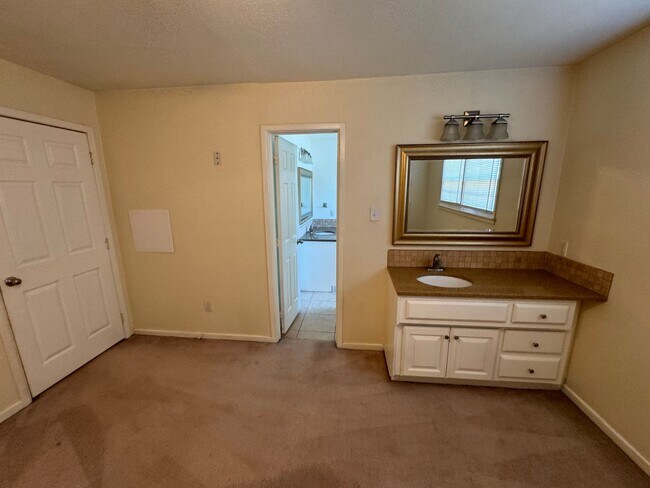 Building Photo - Stunning home located near Frank Higginbot...