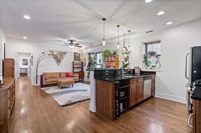 Building Photo - 1048 W Lawrence Ave