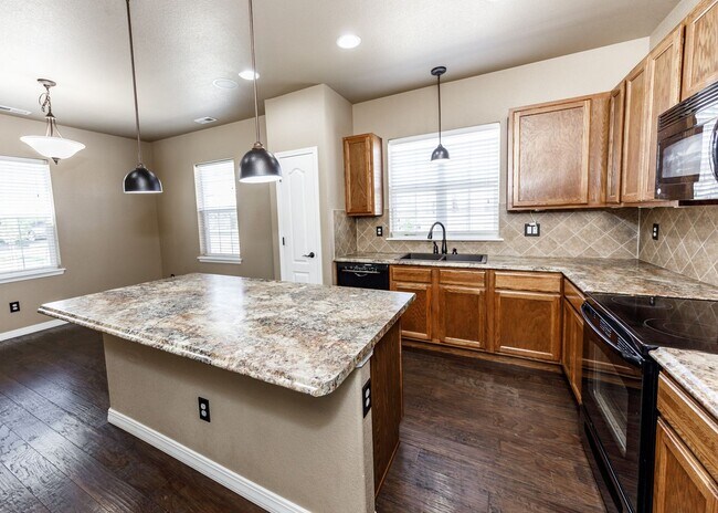 Building Photo - Westside 3 Bed Townhouse in Gold Hill Mesa