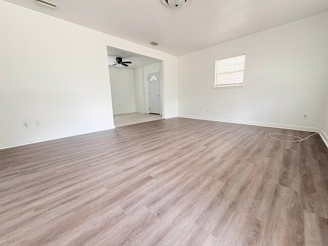 Building Photo - 809 Briandav St