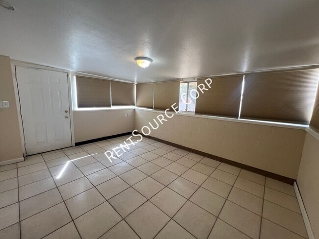 Building Photo - 1200 Kelly Dr