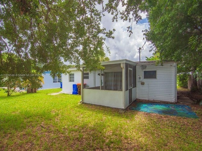 Building Photo - 1650 5th Ave